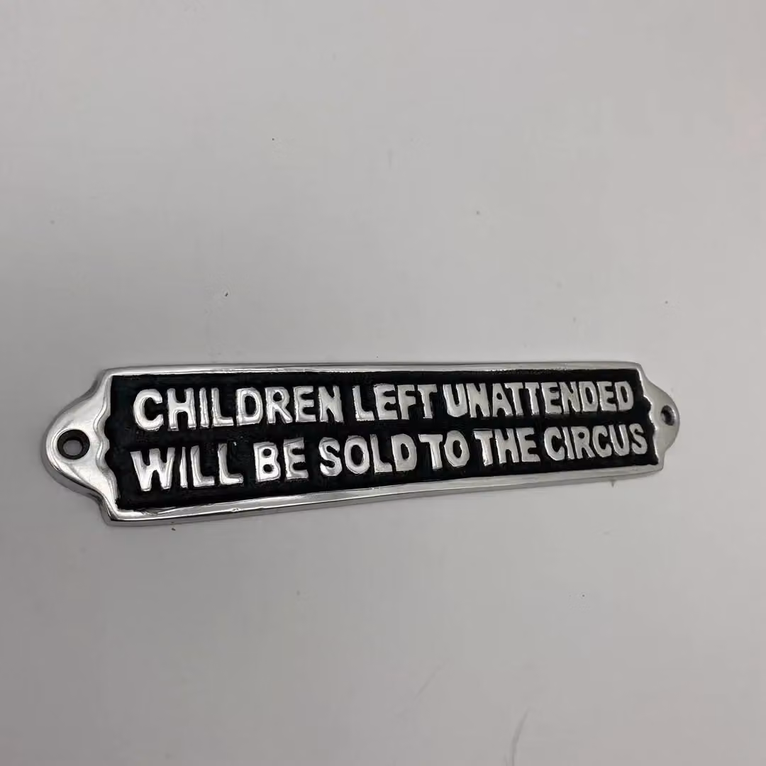 Minster Children Left Metal Wall Plaque in Black or Silver, W: 25 cm, H: 6 cm, D: 1 cm – 3
