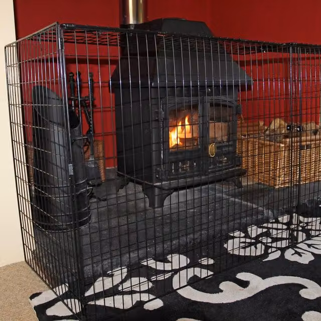 Actiasgear Extendable Metal Fire Guard Safety Screen, Black, W: 81.5 cm – 152 cm, H: 70 cm