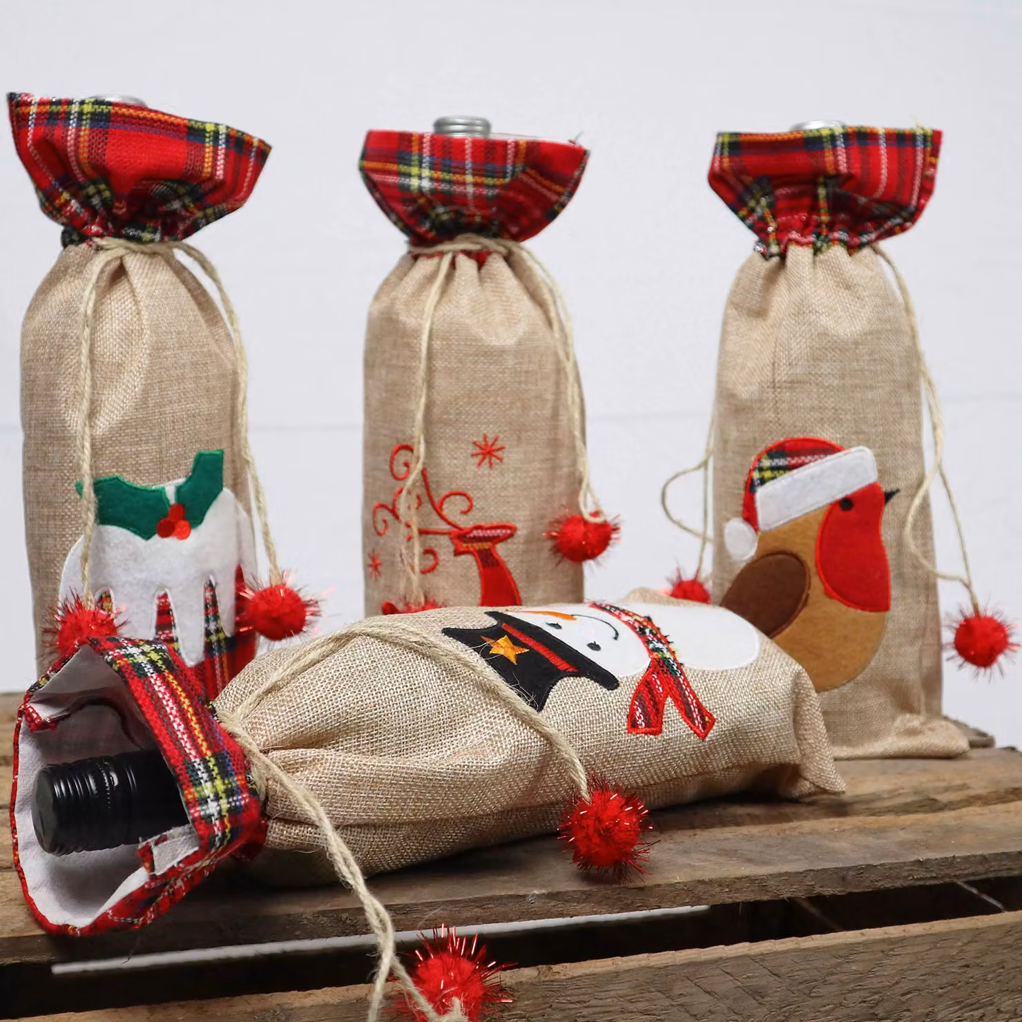 Shatchi Reindeer Printed Burlap Wine Bottle Cover with Drawstring Closure, Multicolour Festive Linen Liquor Bag for Christmas Parties – 9