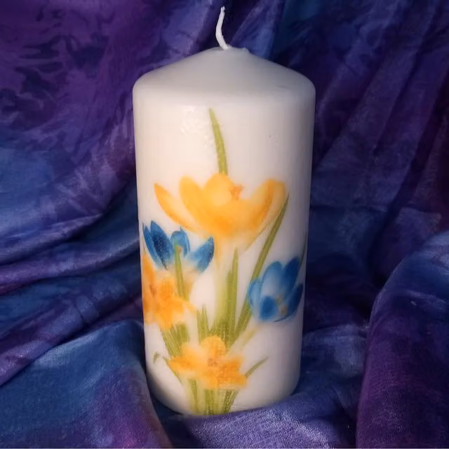 Viki Spring Pillar Candle in White / Crocus 3