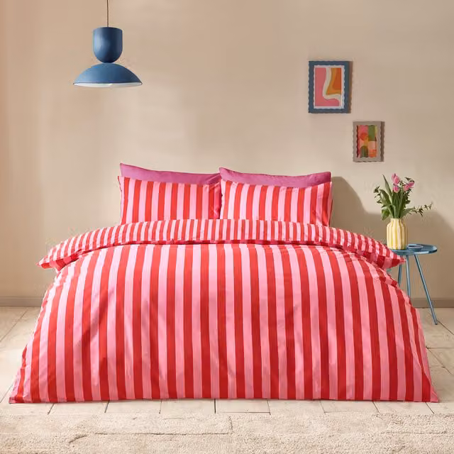 Sassy B Stripe Tease Reversible Duvet Cover and Pillowcase Set in Red, W/D/H: 200 x 180 cm and 75 x 50 cm – 1