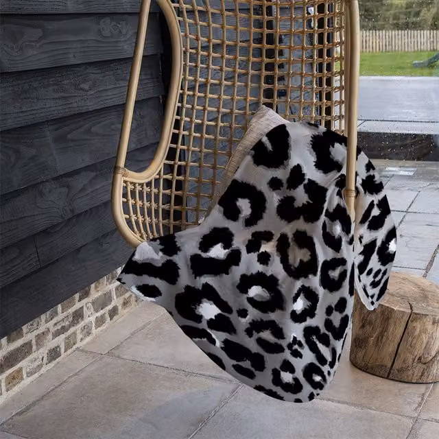 Benjamin Tate Design Silver Leopard Print Fleece Blanket in Black, Silver and Beige, W/D/H: 120 x 150 cm – 1