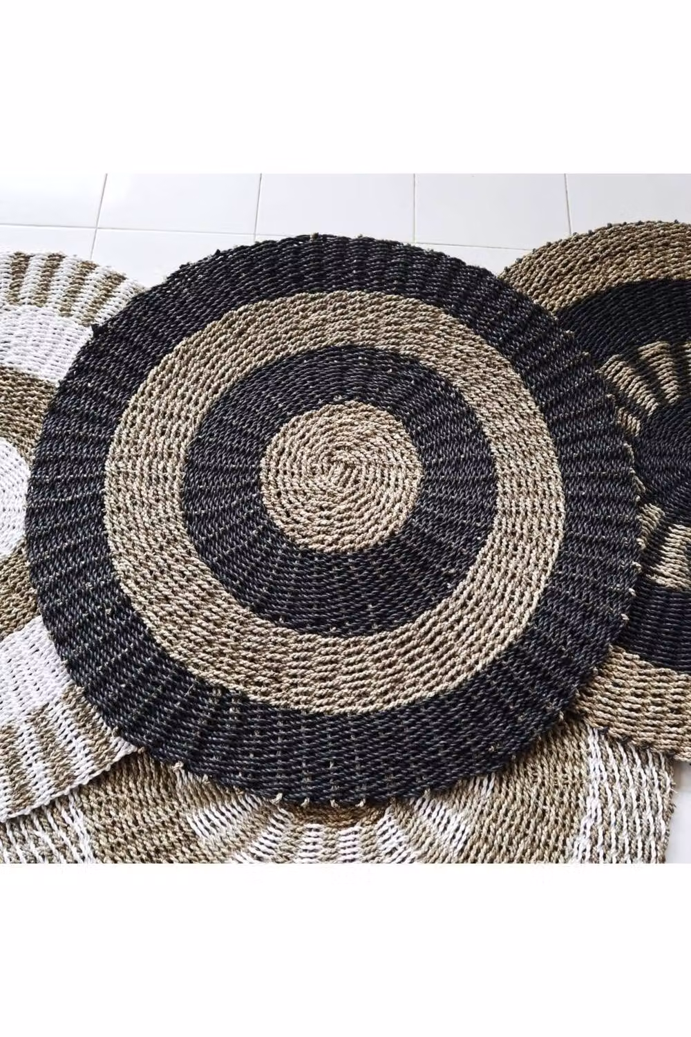 KDMD Round Seagrass Mat in Black and Beige – 2