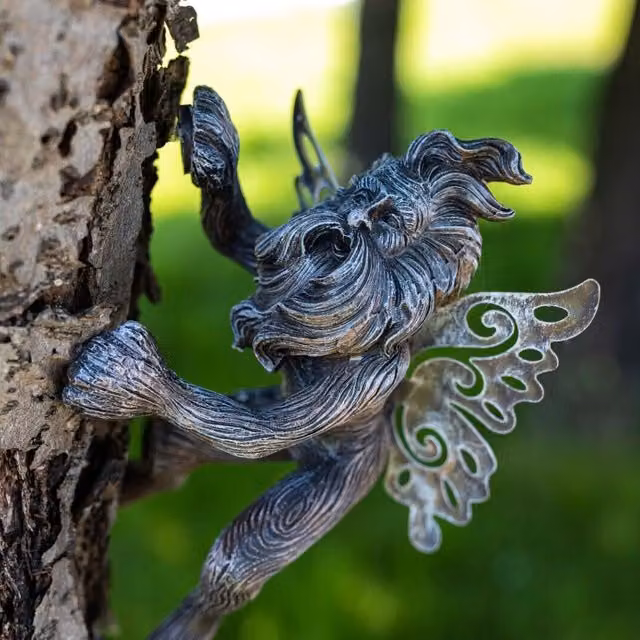 Garden Mile Fairy King Tree Peeker in Bronze