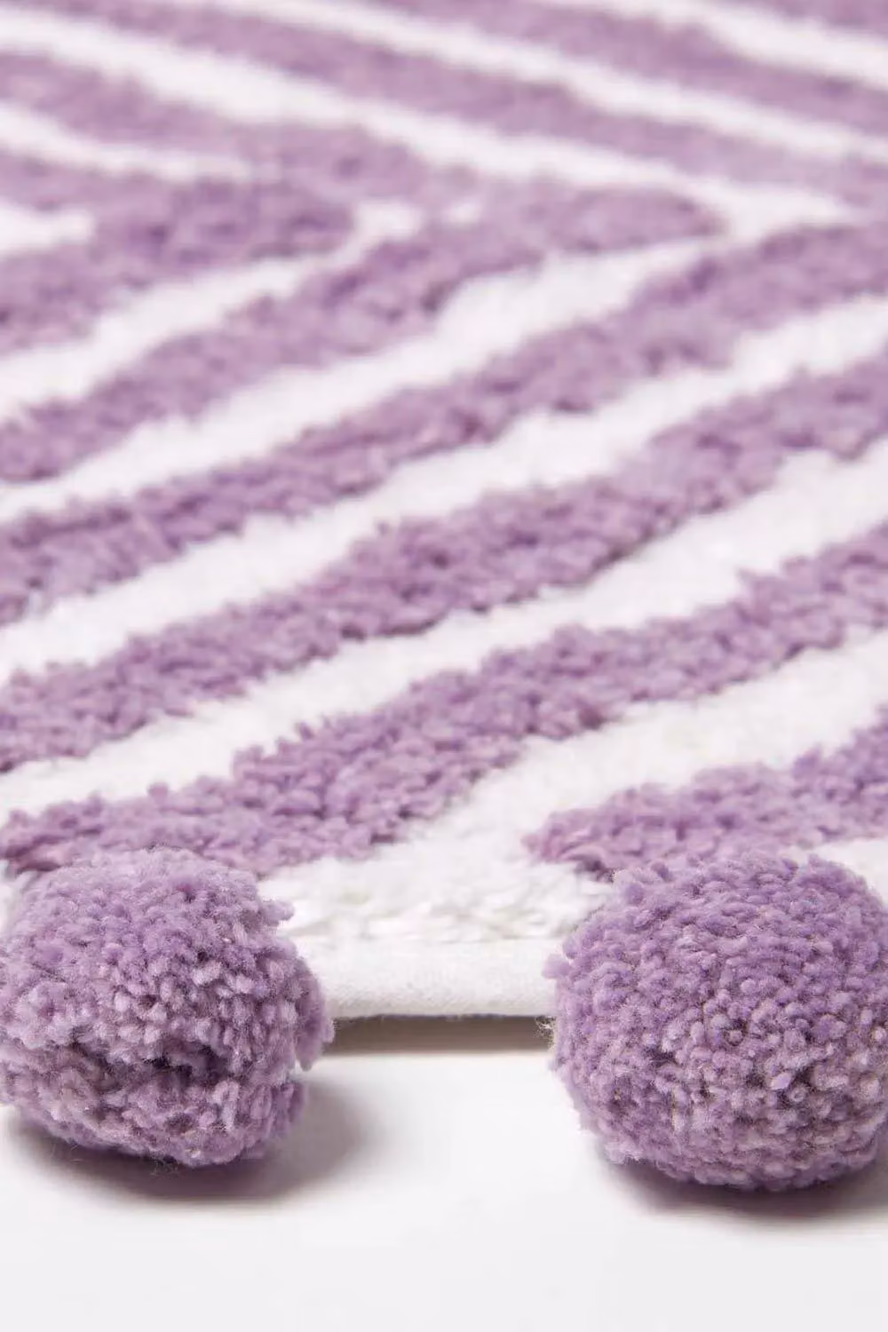 Homescapes Lilac Cotton Bath Mat with Zig Zag Design and Pom Pom Edges, W: 50 cm, D: 80 cm – 2