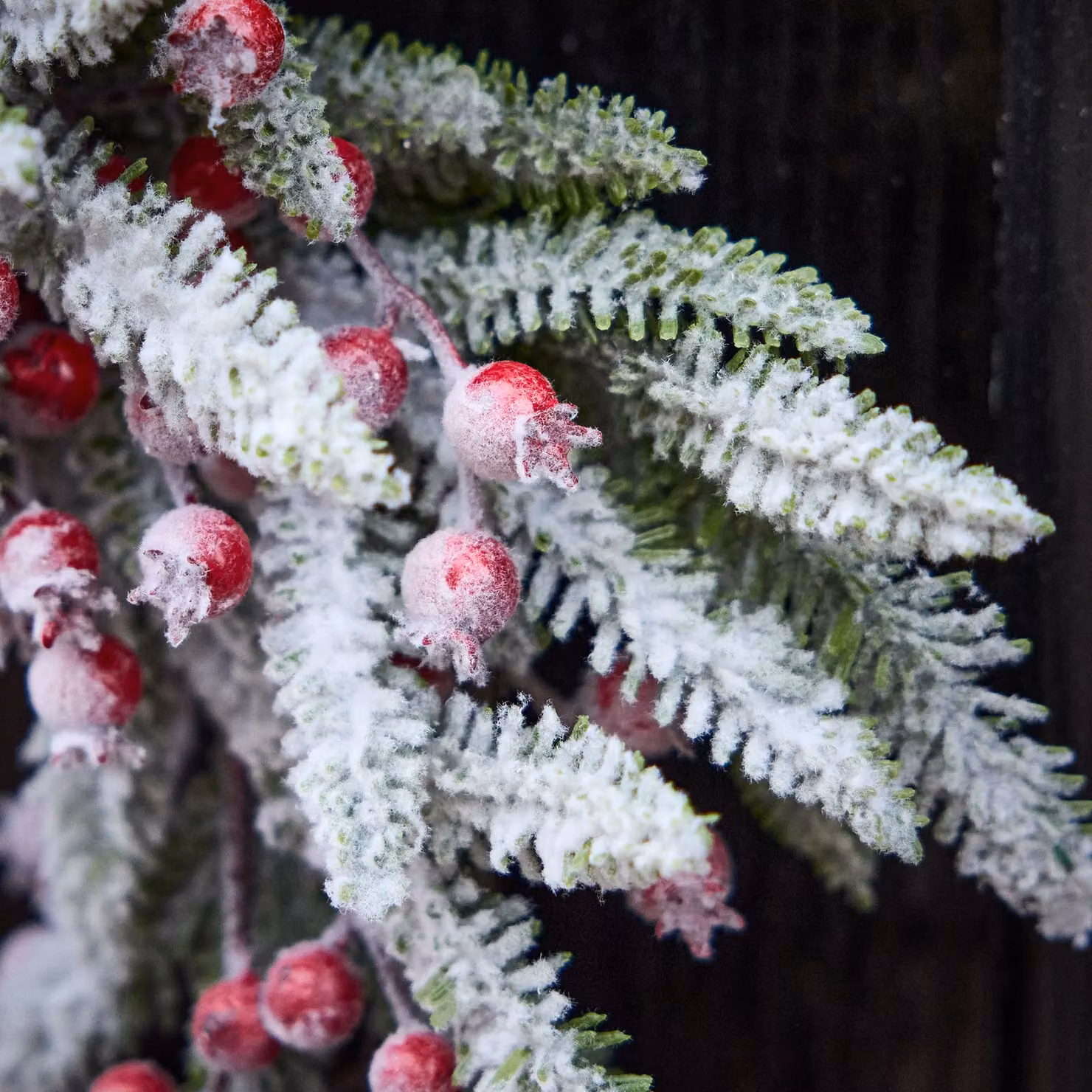 Dibor Hampton Frosted Berries Christmas Wreath in Green and Red, Diameter: 50 cm – 3