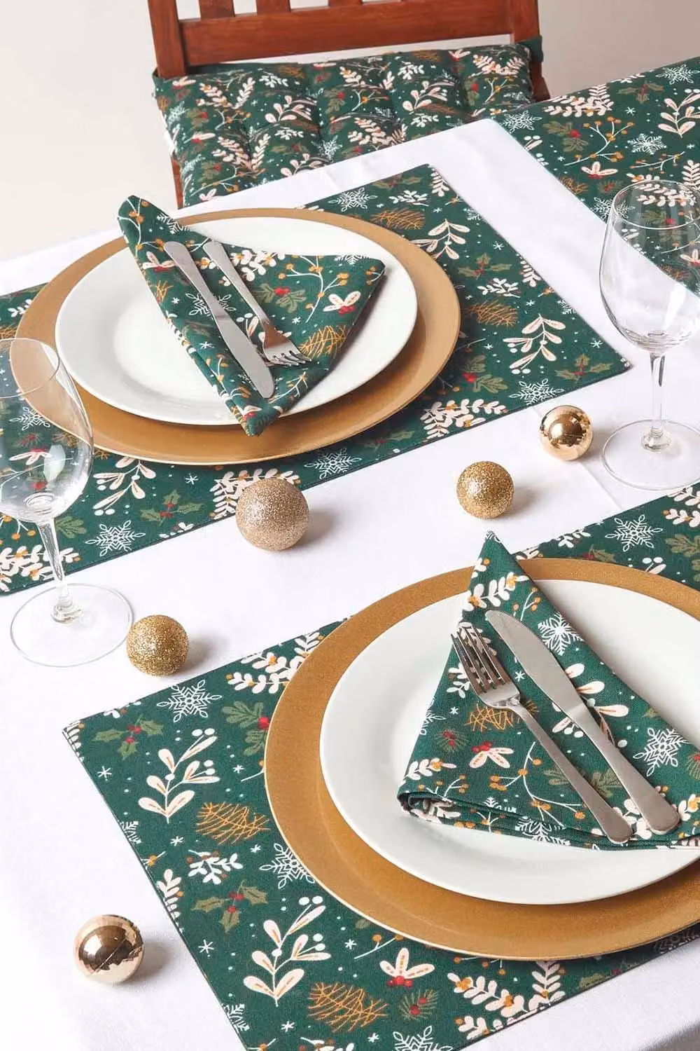 Homescapes Festive Christmas Table Runner in Green, Red and Gold, W: 35 cm, L: 180 cm – 4