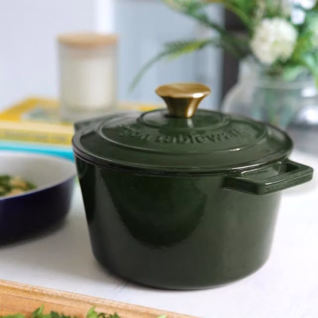 Argon Tableware 2.8L Round Enamelled Cast Iron Casserole Dish in Green