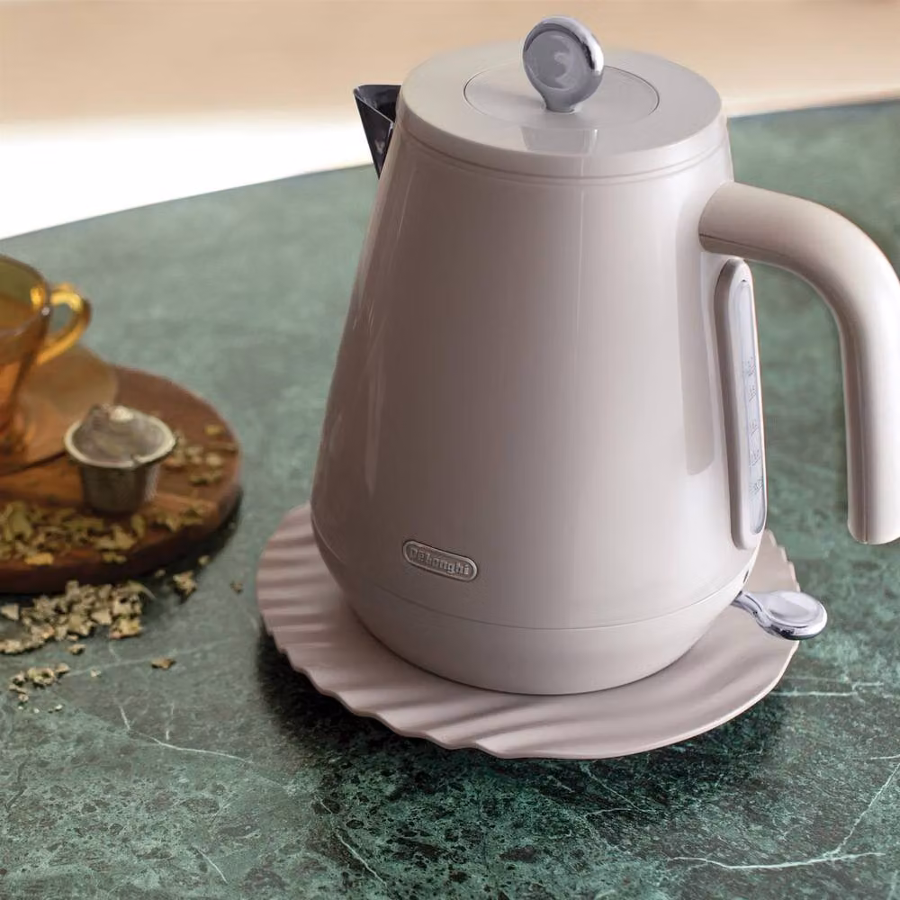 DeLonghi Eclettica Kettle in Beige with Limescale Filter – 3
