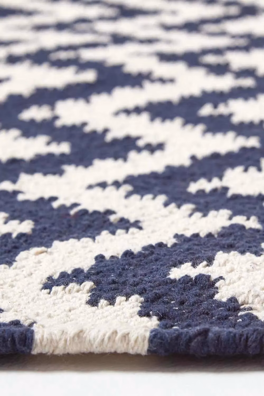 Homescapes Casablanca Handwoven Cotton Kilim Rug in Blue, White and Black, W/D/H: 90 x 150 cm – 4