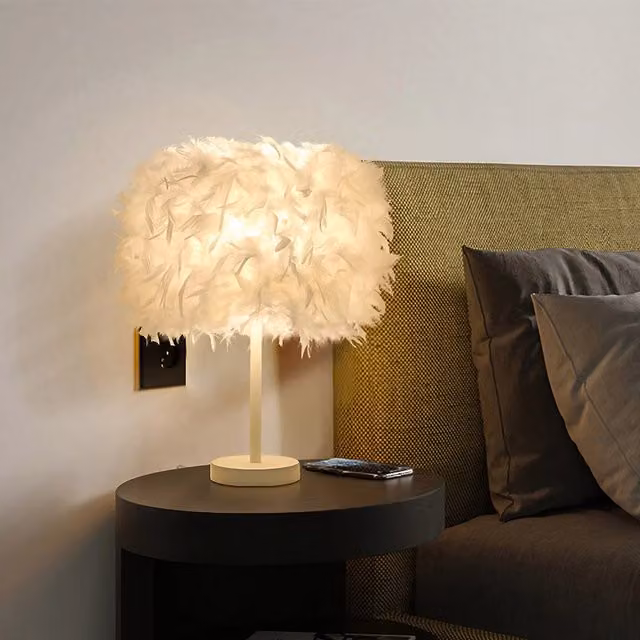 Living Star Modern Feather Bedside Table Lamp in White, Height: 35 cm