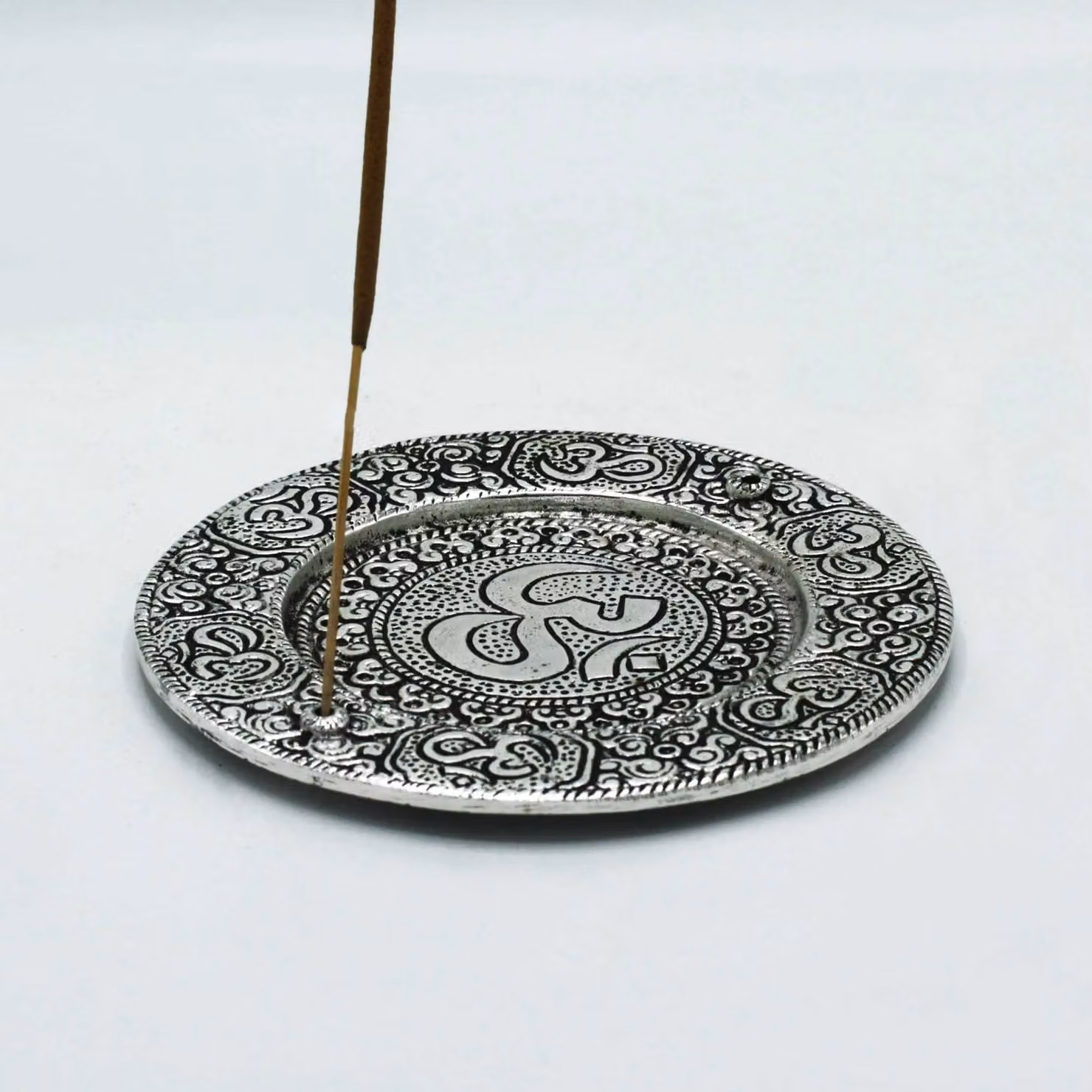 KDMD Polished Aluminium Om Round Incense Holder, Silver, Diameter: 11 cm – 2