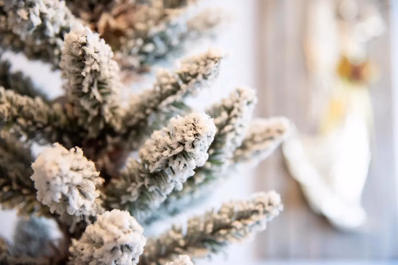 Shatchi 5ft Snow Flocked Artificial Slim Christmas Pencil Tree in White with Metal Stand – 2