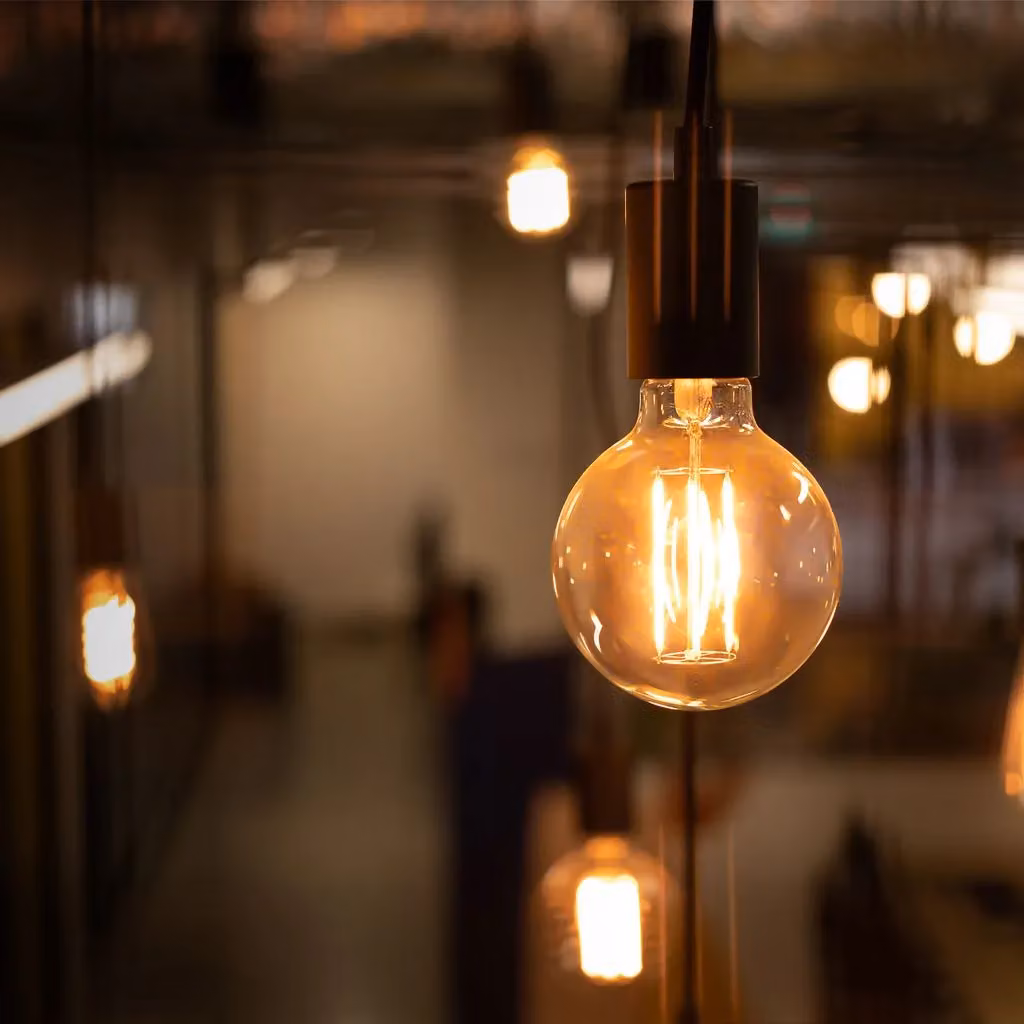 B.K.Licht Pack of 3 Vintage G80 LED Filament Bulbs, E27, 4W, 320Lm, Warm White 2200K, Amber Glass Globe Shape – 3