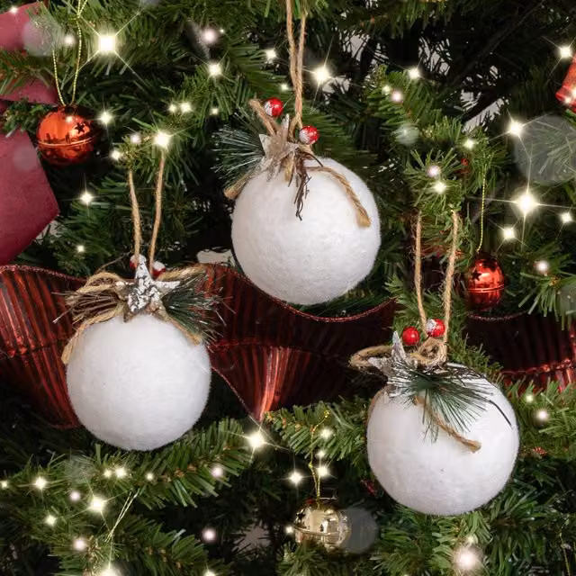 Melody Maison Set of 3 White Velvet Christmas Bauble Decorations with Leaves, Diameter: 7 cm
