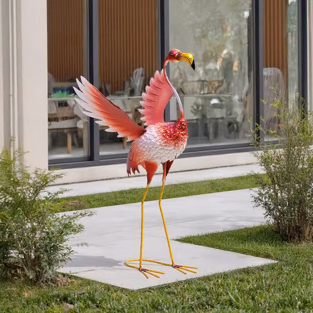 Livingandhome Decorative Metal Flamingo Garden Statue in Pink