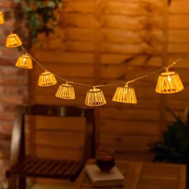 ValueLights 10 x Battery Operated Outdoor Rope Lantern String Lights in White and Transparent with Timer