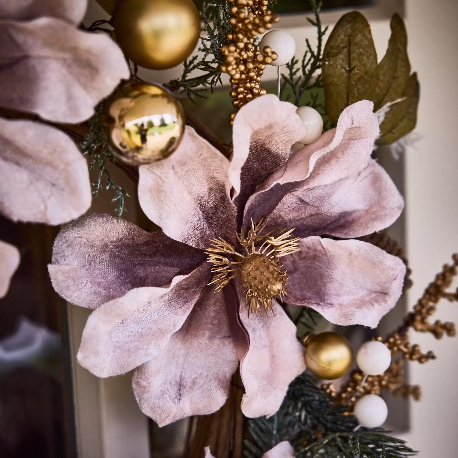Dibor Magnolia Blush Pink Christmas Wreath with Floral Decorations, Diameter: 55 cm – 5