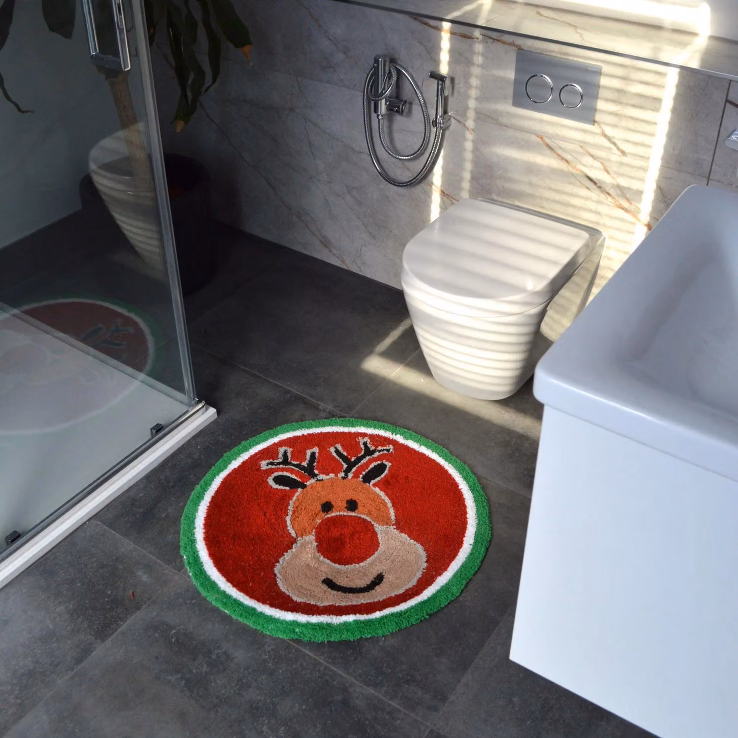 Mooky Mats Christmas Tufted Rudolph Round Bath Mat in Red and Green, Diameter: 65 cm – 2