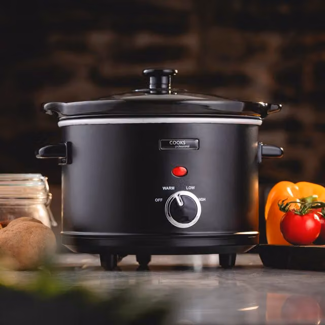 Cooks Professional 2.5L Slow Cooker in Black with Keep Warm Function