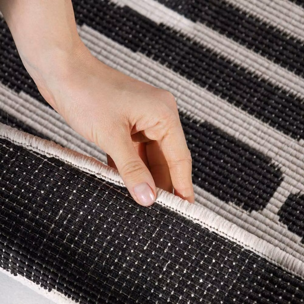 Ted Baker Bounds Abstract Round Flatweave Reversible Indoor Outdoor Rug in Black, Diameter: 160 cm – 6