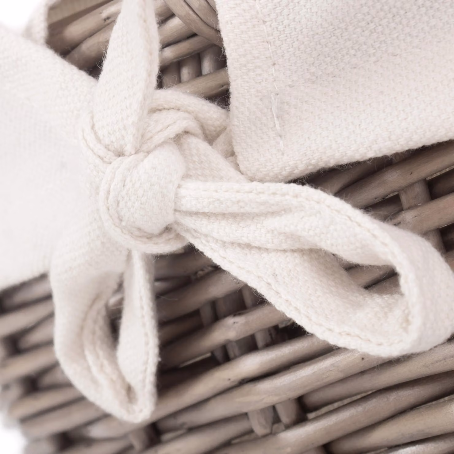 Red Hamper Antique Wash Wicker Shopping Basket with Cotton Lining in White and Red, W: 24 cm, D: 12 cm, H: 24 cm – 3