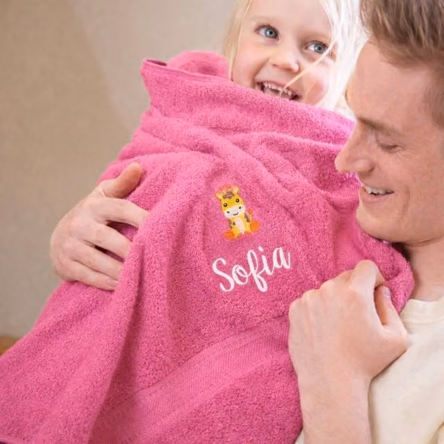 Duncan Stewart Personalised Giraffe Kids Bath Towel, Pink, W/D/H: 70 x 500 x 130 cm – 1