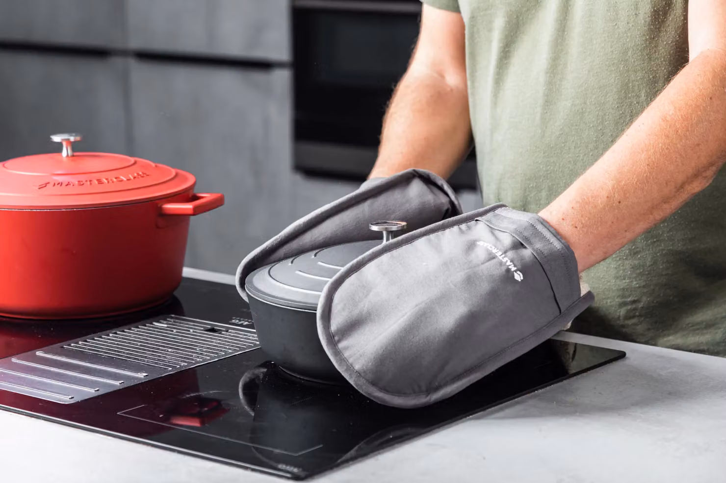 MasterClass Black Cast Aluminium Shallow Casserole Dish, 24cm – 9
