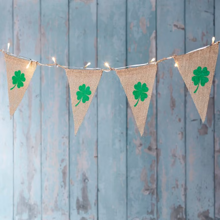Lights4fun St Patrick’s Day Shamrock Hessian LED Bunting Banner with 25 Warm White Fairy String Lights, 2.5m, Brown, White and Transparent