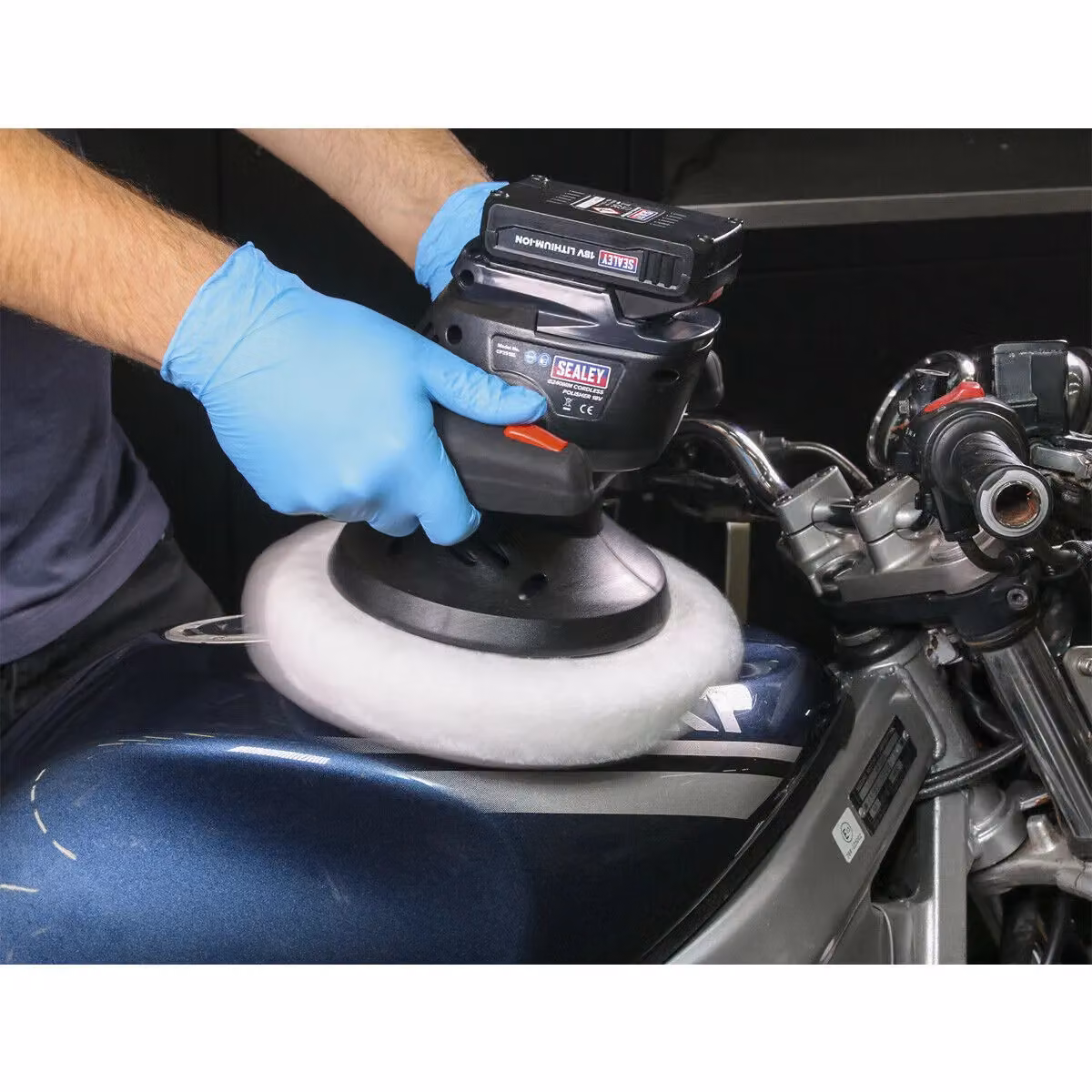 Loops 240mm Cordless Orbital Polisher with Foam Backing Pad, 18V 1.3Ah Lithium-ion, Black and Multicolour – 4