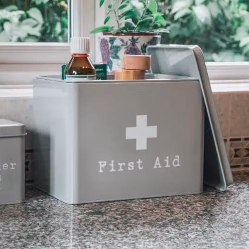 Harbour Housewares Vintage Metal First Aid Box in Grey with Lid and Handles – 3