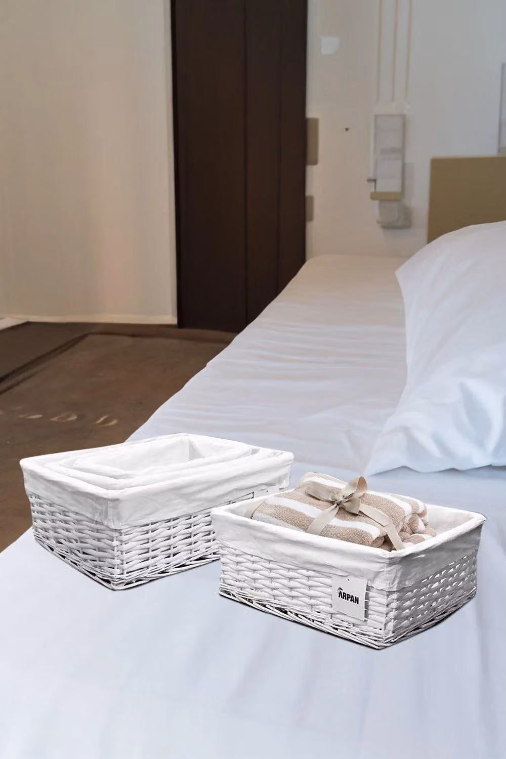 Arpan Set of 3 White Wicker Gift Hamper Storage Baskets with Fabric Lining – 6