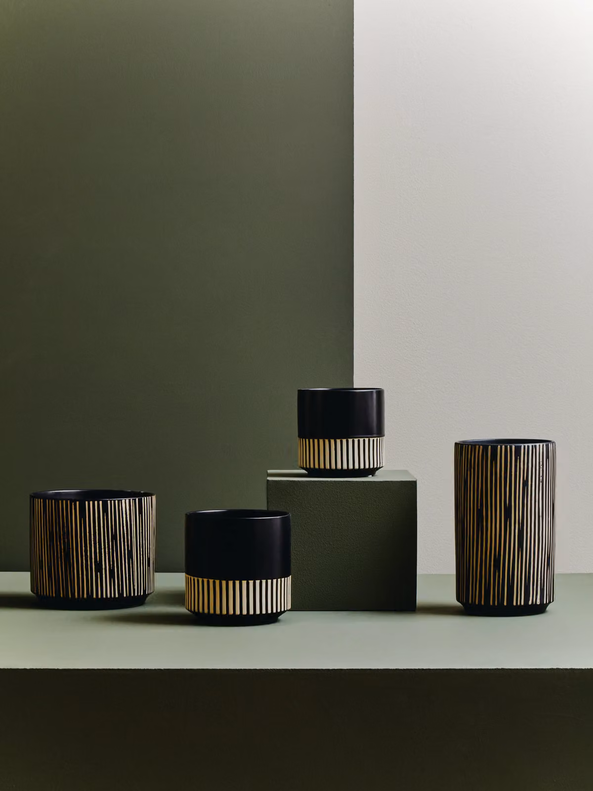 Orsina Modern Round Ceramic Tabletop Planter in Black and Gold – 4