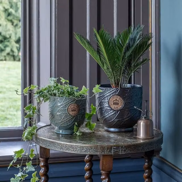 Ivyline Kew Leaf Embossed Moss Cork Ceramic Plant Pot in Green, H 22 cm, D 23 cm – 1