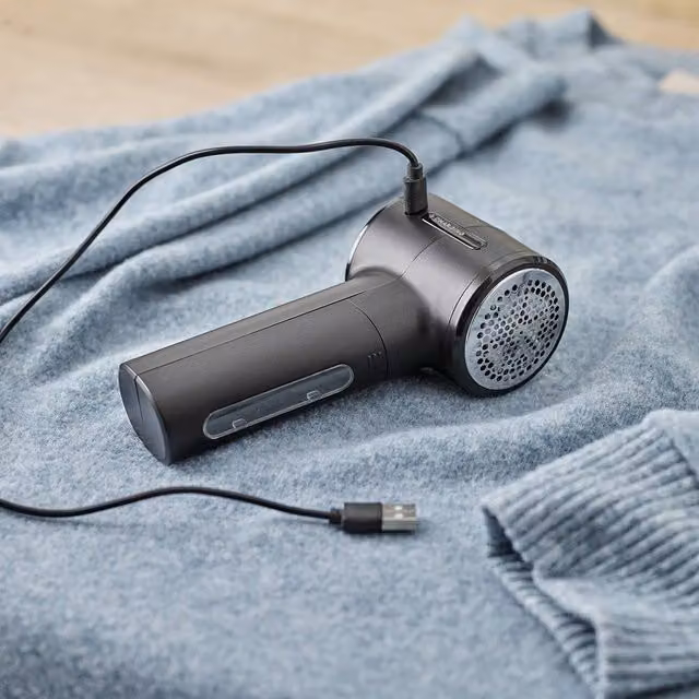 mysmartbuy Rechargeable Lint Shaver with Replaceable Blades in Black and Multicolour