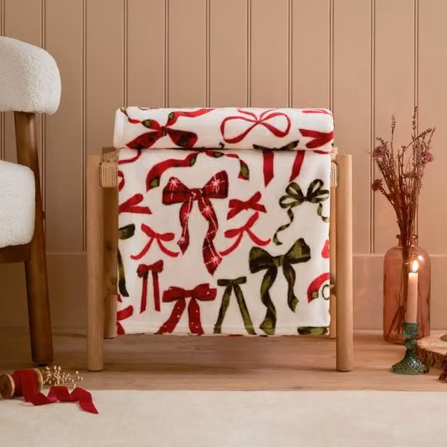 Riva Home Festive Bows Printed Fleece Throw in White, Red and Green, W: 140 cm, D: 180 cm