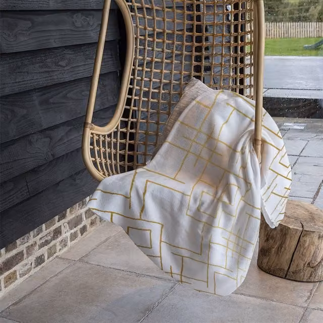 Benjamin Tate Design Golden Geo Pattern Fleece Blanket in Gold, Beige and White, W/D/H: 120 x 150 cm