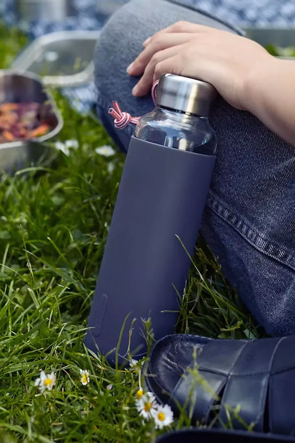 Black + Blum Borosilicate Glass Water Bottle with Protective Sleeve and Carry Loop, Slate Grey, 600ml – 2