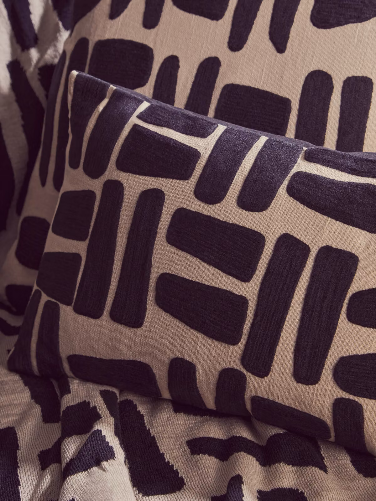 Orsina Bosie Ozella Knitted Geometric Throw in Black and Natural – 2