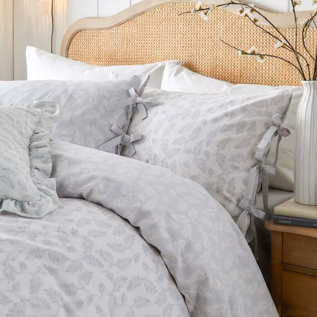 Make It A Home Reversible Floral Cotton Duvet Cover and Pillowcase Set in White, W/D/H: 200 x 200 cm