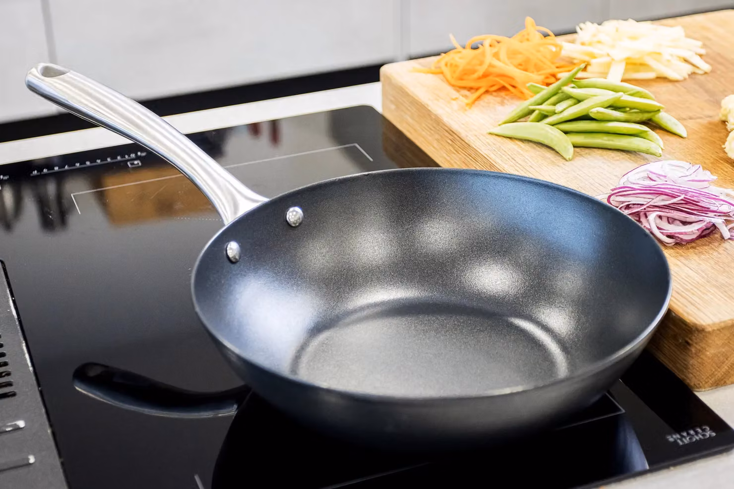 MasterClass Ceramic Carbon Steel Induction Ready Wok, 24.5 cm, Black or Grey – 4