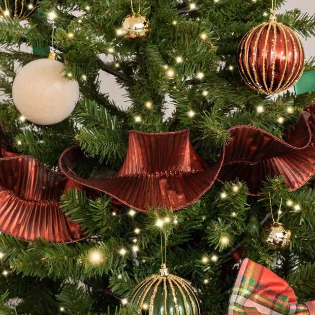 Melody Maison Red Metallic Ruffle Christmas Tree Ribbon, 2.7m – 1