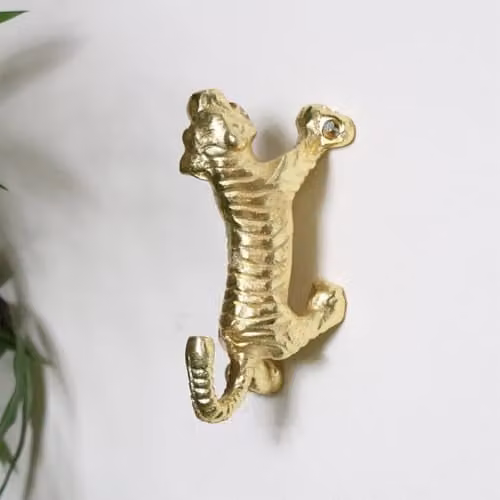 Melody Maison Gold Tiger Wall Hook in Gold Metal, W/D/H: 11.5 x 6.5 x 5.5 cm
