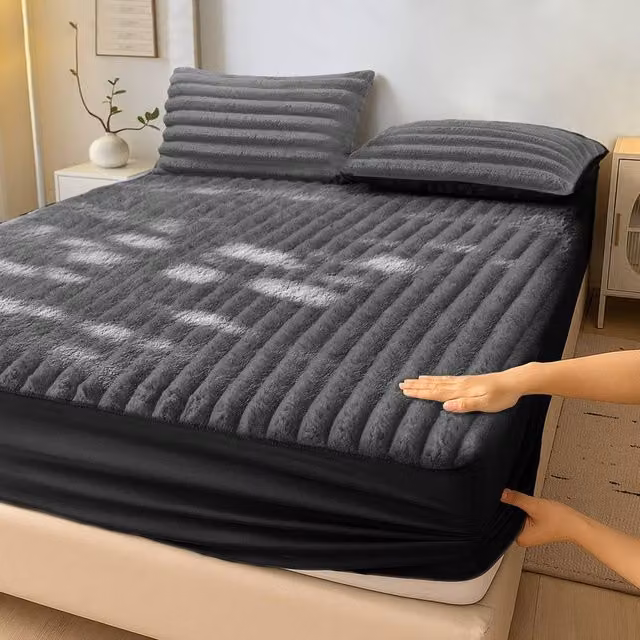Velosso Jumbo Cord Faux Fur Fitted Sheet in Black, Super King, 200 x 200 cm