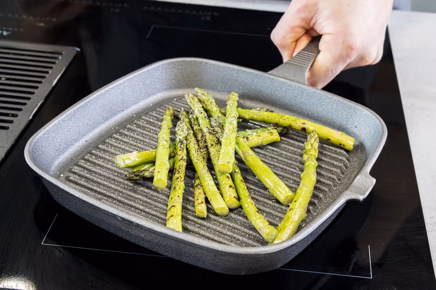 KitchenCraft Cast Iron Uncoated Square Grill Pan, Grey, 23 cm – 4
