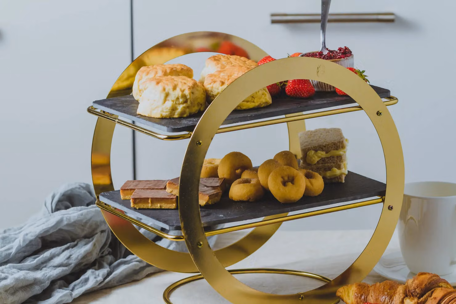 Artesa Black Slate and Brass 2-Tier Round Geometric Serving Stand – 4