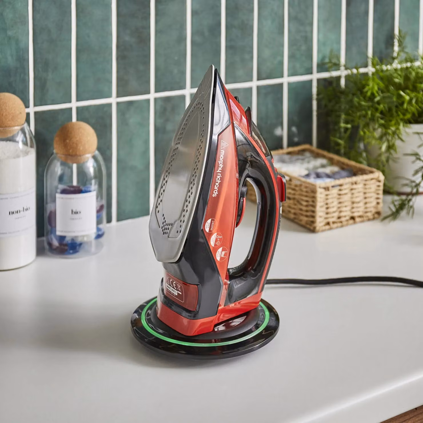 Morphy Richards EasyCHARGE Cordless Steam Iron with Ceramic Soleplate, Anti-Calc and Auto Shut-off, Red – 7