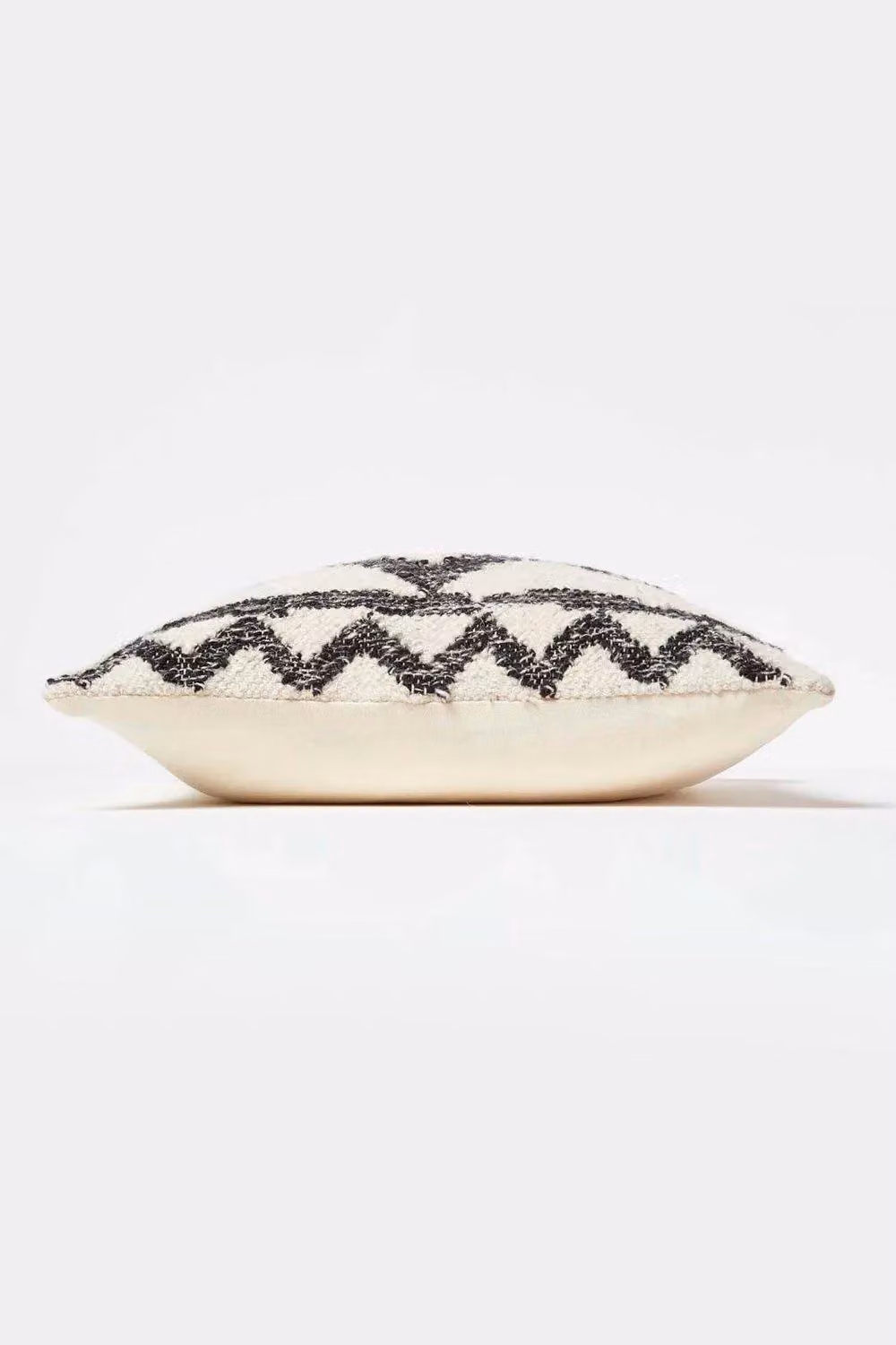 Homescapes Koba Handwoven Kilim Cushion in Black, Beige and White, W/D/H: 45 x 45 x 45 cm – 3