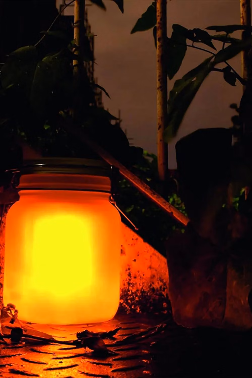 Suck UK Sun Jar Solar Powered LED Garden Light in White or Yellow – 5