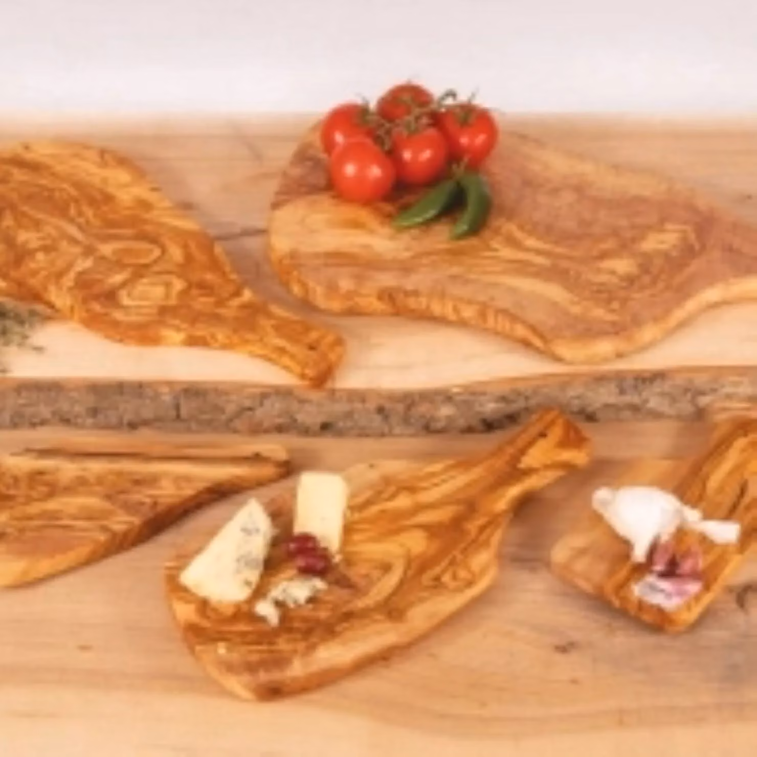 Verano Spanish Ceramics Natural Grained Olive Wood Rectangular Cheese, Chopping and Serving Board with Handle, Brown and Gold, W: 40 cm, D: 20 cm – 1